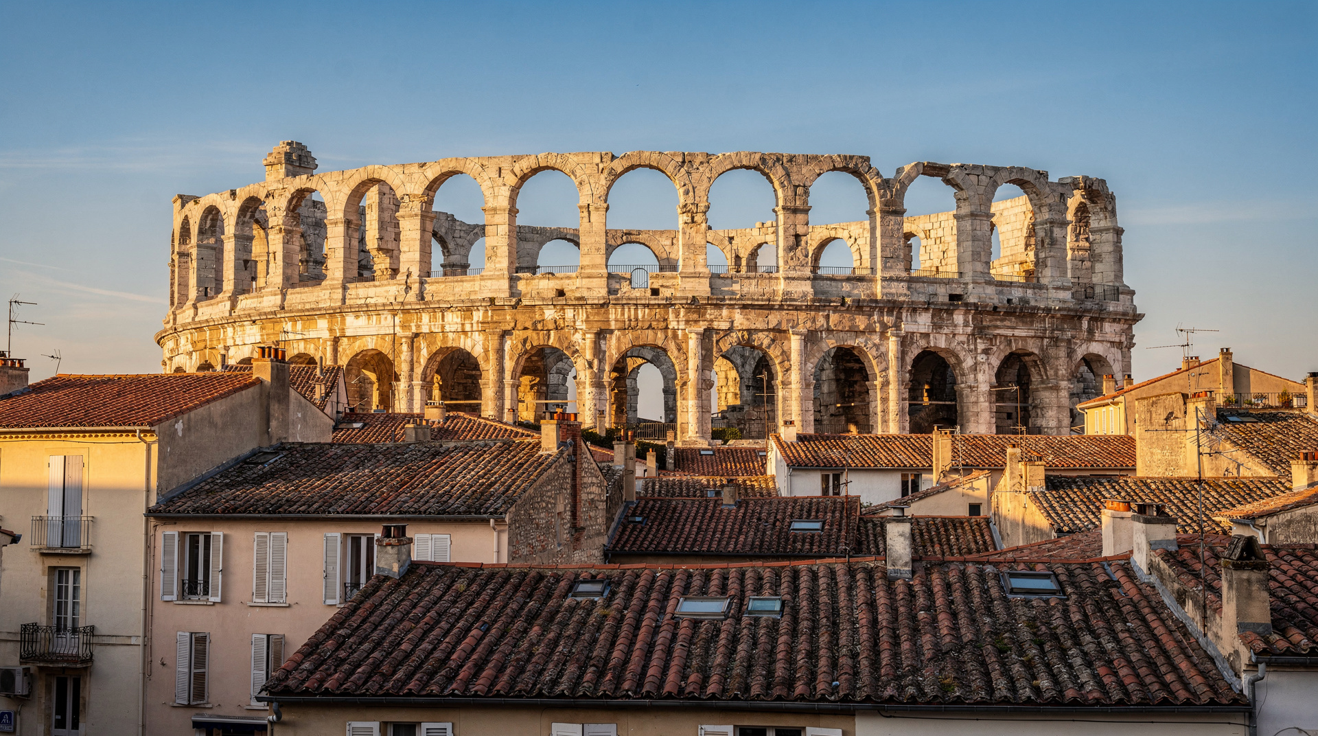 Tagesausflug nach Arles ab Marseille: Römerdenkmäler, Van Gogh und Samstagmarkt — Arles per Zug ab Marseille — römisches Amphitheater, Van-Gogh-Spuren, Samstagmar