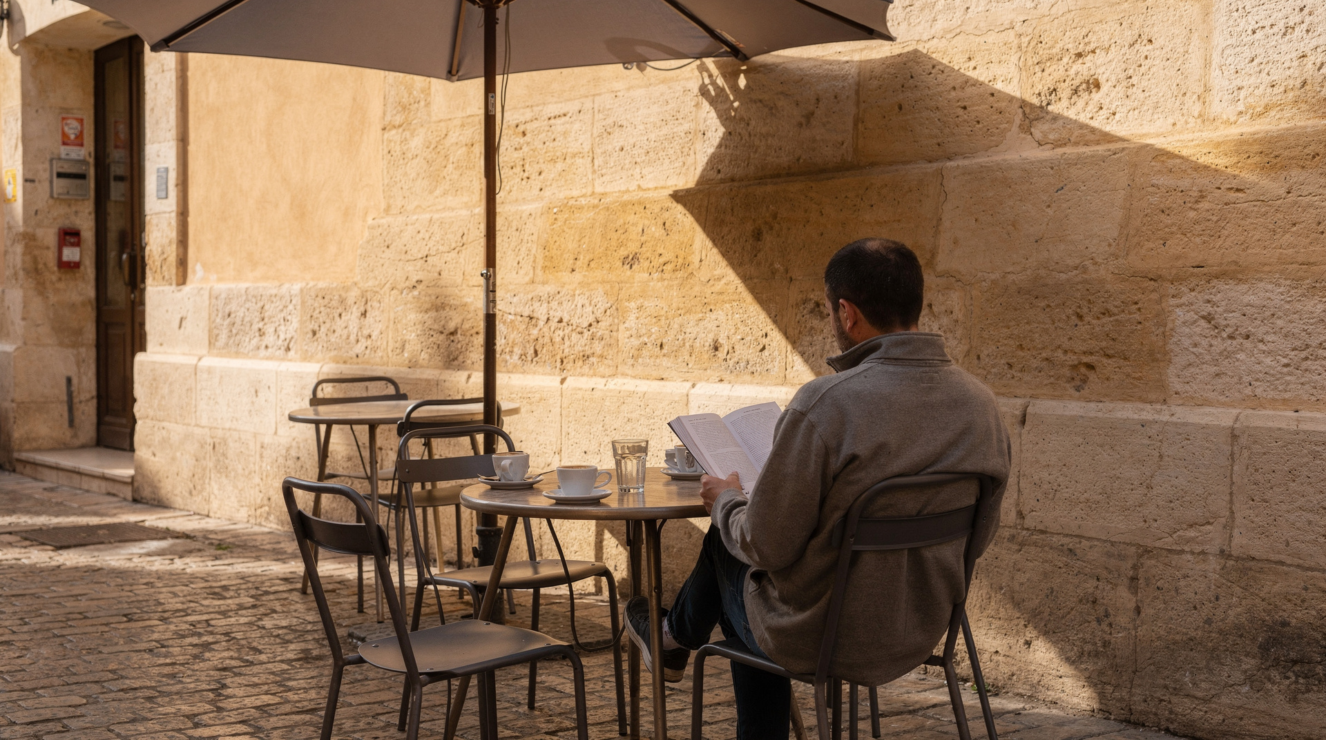 Die besten Cafés in Marseille: Vieux-Port-Klassiker bis Specialty-Coffee am Cours Julien — Marseiller Cafés — Vieux-Port-Terrassen, Le Panier, Specialty-Röster Deep Coffee