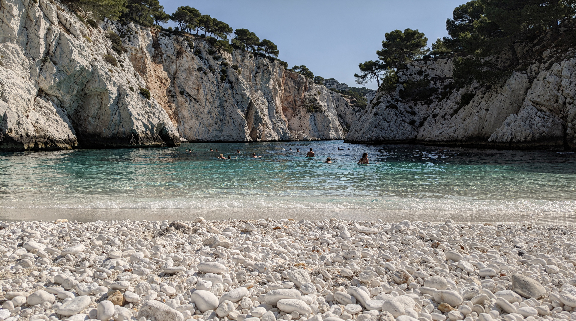 Calanques-Strände: En-Vau, Port-Pin, Sormiou, Morgiou — Zugang und was mitbringen — Strände innerhalb der Calanques: En-Vau, Port-Pin, Sormiou, Morgiou. Sommerzugan
