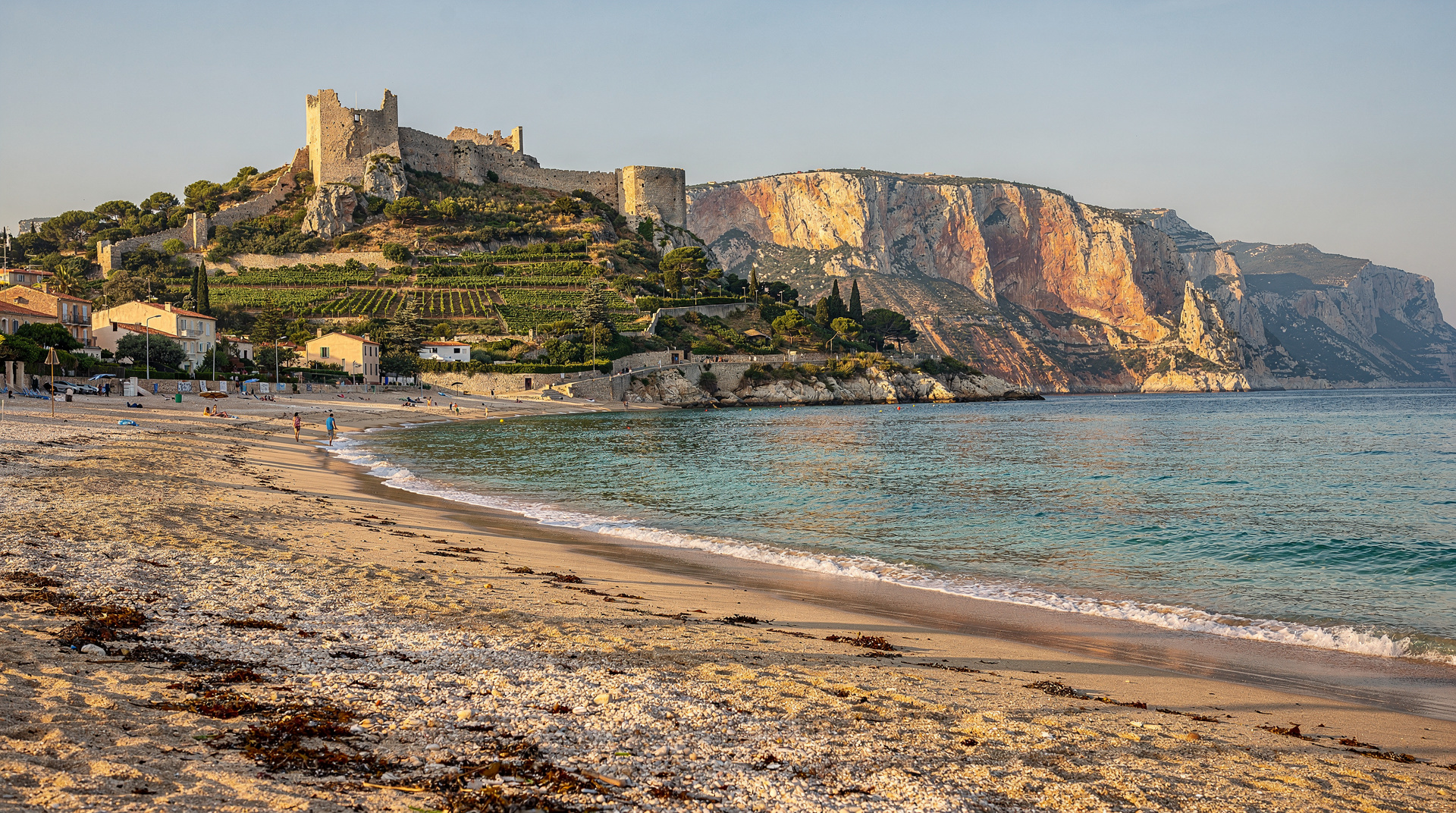 Cassis Strandführer: Grande Mer, Bestouan und Calanques-Zugang vom Dorf — Cassis Strände: Grande Mer flacher Familienstrand, Bestouan Kiesbucht, Pavillon 