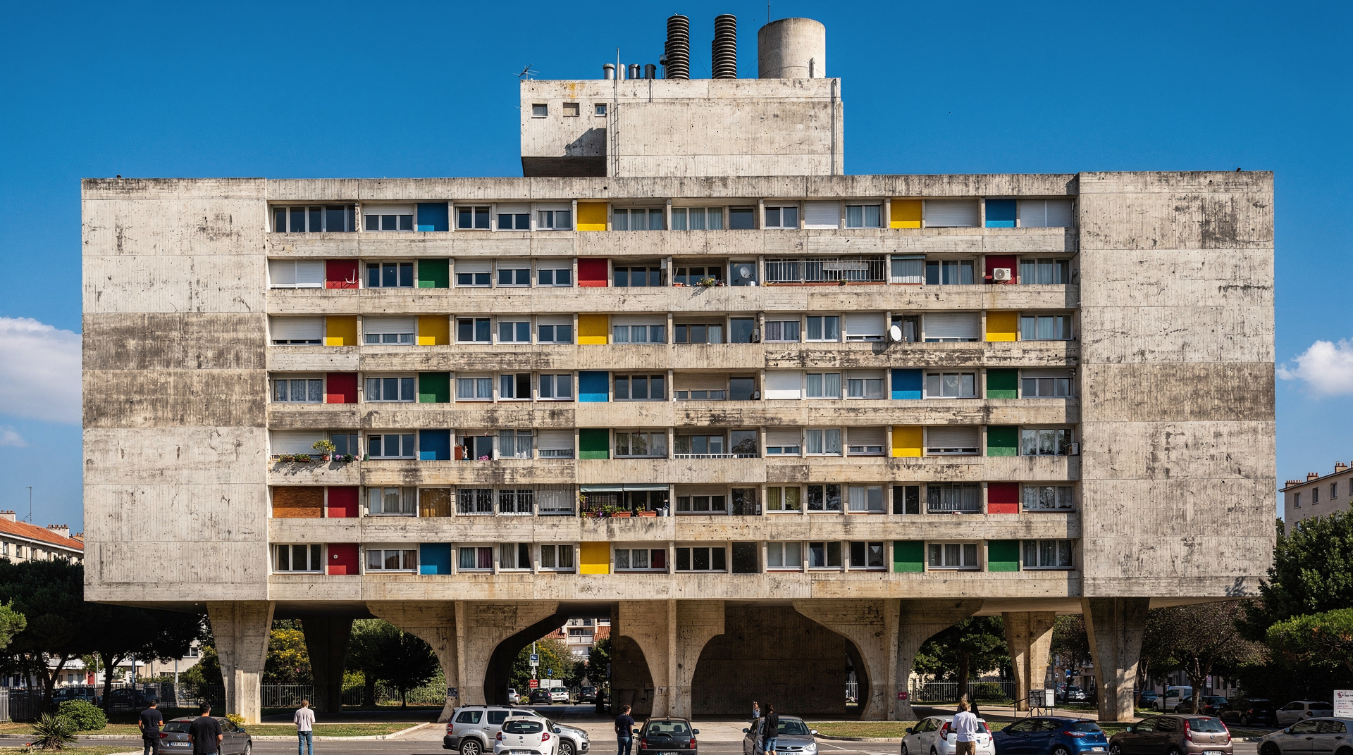 Le Corbusiers Cité Radieuse: Besuch von Marseilles Béton-brut-Meisterwerk — Cité Radieuse von Le Corbusier — UNESCO-gelisteter Béton-brut-Block, MaMo-Dachku