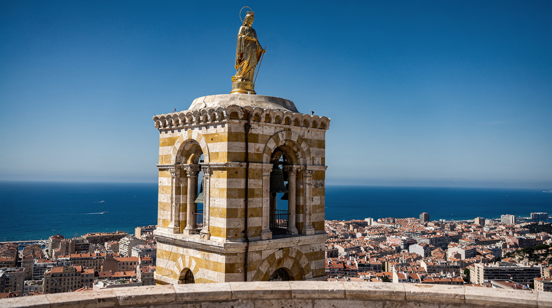 Notre-Dame-de-la-Garde-Reiseführer: Marseilles Bonne Mère — Notre-Dame de la Garde: romanisch-byzantinische Basilika, goldene Madonna, WW2-E