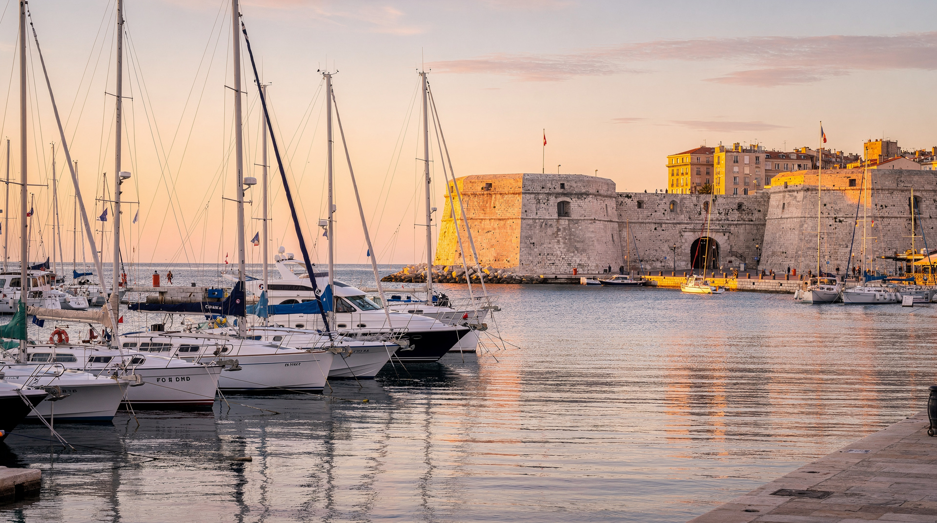 Marseille an einem Tag: der perfekte Eintages-Reiseplan — Ein Tag in Marseille: Vieux-Port-Fischmarkt, Le Panier, MuCEM und Notre-Dame de 
